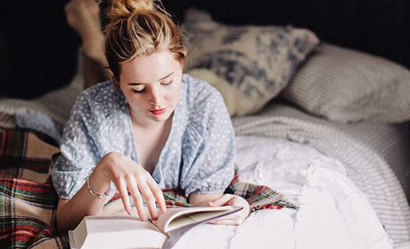 Đọc sách trước khi ngủ để giấc ngủ ngon hơn. (Ảnh: Internet)