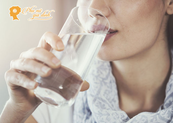 Uống đủ nước để cơ thể luôn khỏe mạnh