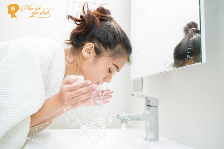 Hãy luôn rửa mặt và dưỡng ẩm cho da mặt của bạn