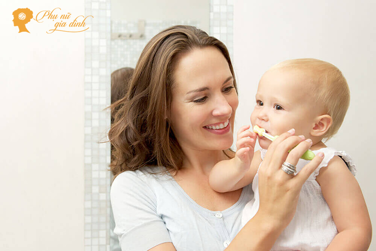 Khi chiếc răng đầu tiên của bé mọc lên, đã đến lúc bạn nên đánh răng cho bé